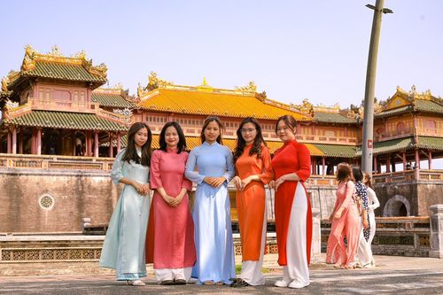 Ngắm nữ sinh xứ Huế thướt tha trong tà áo dài