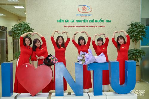 Giảng viên Hà Nội duyên dáng trong tà áo dài trên giảng đường