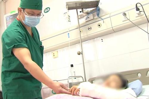 Cứu cánh tay nữ công nhân bị cuốn vào máy ép