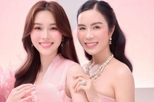 Hoa hậu Đặng Thu Thảo ngọt ngào cùng bạn thân trong bộ ảnh mừng ngày 8/3