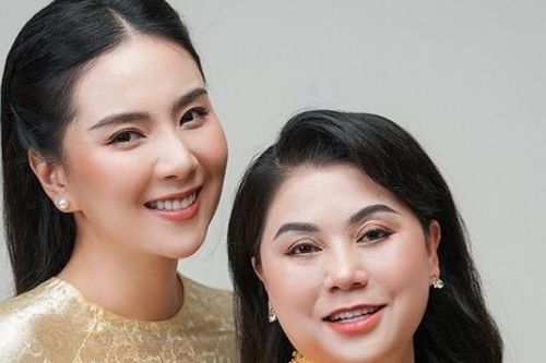 Diễn viên truyền hình và MC Mai Ngọc rạng rỡ bên mẹ với áo dài ngày 8/3