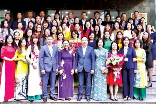 Phụ nữ và đối ngoại nhân dân