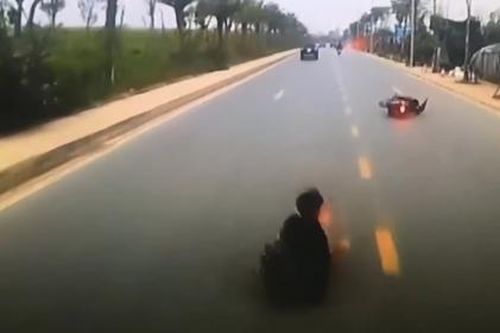 Nam thanh niên lạng lách đánh võng, tự mình gây tai nạn và ngã đầu xe ô tô