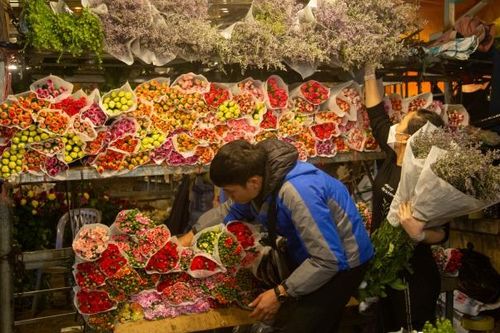 Hà Nội: Giá hoa tươi tăng đột biến đúng ngày Quốc tế Phụ nữ