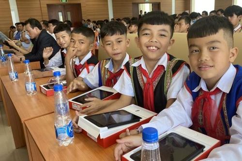 Kon Tum: Trao gần 11.400 chiếc máy tính bảng cho các em học sinh vùng khó