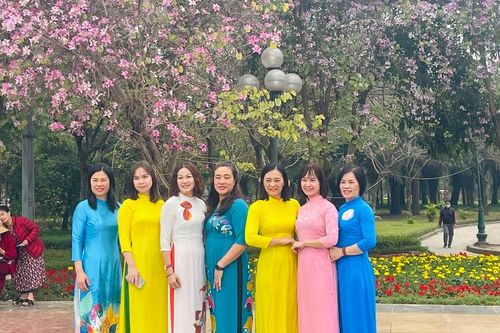 Phụ nữ Việt đẹp rạng rỡ trong Tuần lễ áo dài