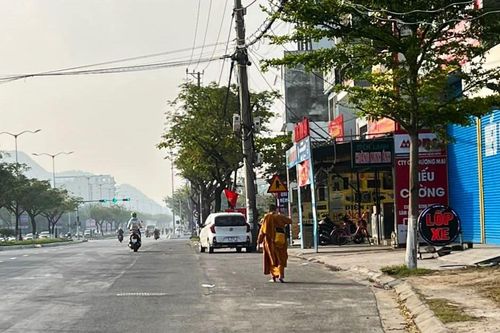 Người đàn ông giả nhà sư đi khất thực dịp lễ hội Quán Thế Âm Đà Nẵng