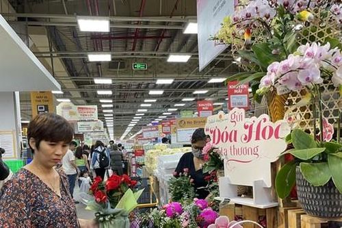 Thị trường quà tặng 8/3: Hàng 'độc' lạ, ăn được...