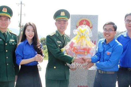 Tặng 10.000 lá cờ Tổ quốc cho ngư dân TT-Huế