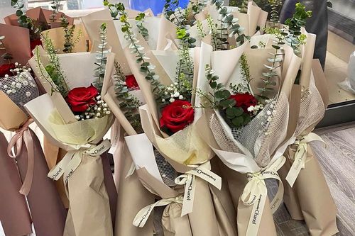 Thị trường 8/3: Hoa tươi bạc triệu ế ẩm, bó 1 bông đắt khách