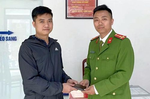 Công an tra dữ liệu tìm ngay ra chủ nhân chiếc ví đánh rơi