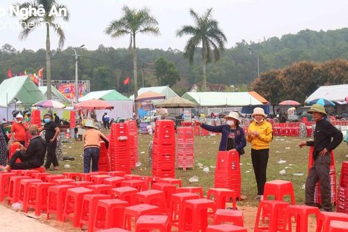 Nghề 'rải ghế thu tiền' mùa lễ hội
