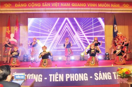 Chị em phụ nữ Công ty Điện lực Hà Tĩnh thi 'Vũ điệu khỏe - đẹp'