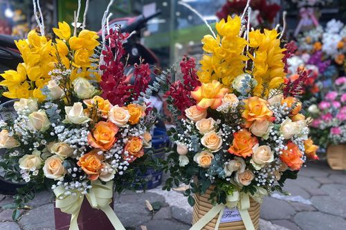 Hoa hồng giá tăng gấp đôi, 'cháy hàng' trong ngày Quốc tế Phụ nữ 8/3
