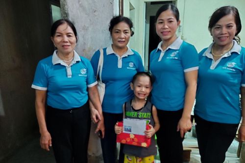 Những người mẹ đỡ đầu nâng bước cho trẻ mồ côi