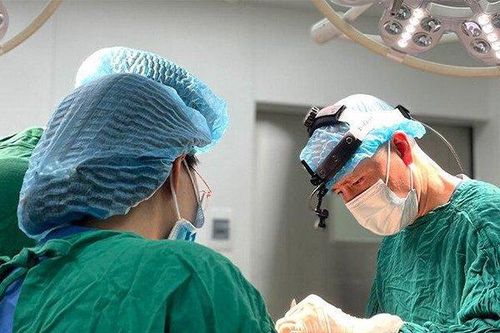 'Giải cứu' ngực sa trễ cấp độ 4 với phương pháp treo sa trễ đường quầng cùng bác sĩ Nguyễn Đắc Linh
