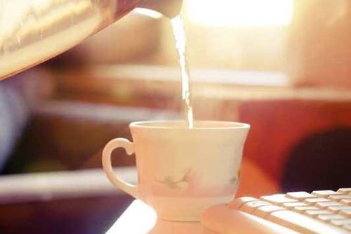Mỗi ngày hai cốc nước ấm vào đúng giờ vàng bạn sẽ thấy điều kỳ diệu xảy ra