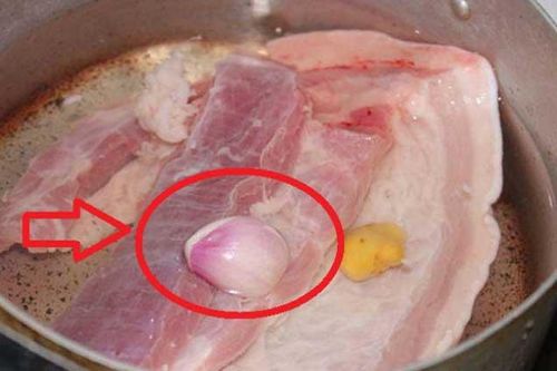 Mua thịt lợn về đừng vội nấu ngay: Ngâm thịt với thứ này 3 phút là tự 'nhả hết' 100% chất độc ra ngoài