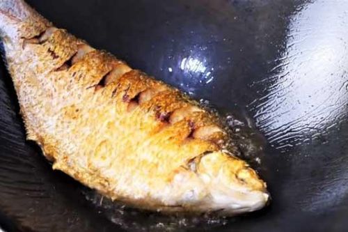 Cá rửa xong đừng vội cho vào chảo rán, làm thêm 1 bước để phần da giòn tan, không bắn dầu