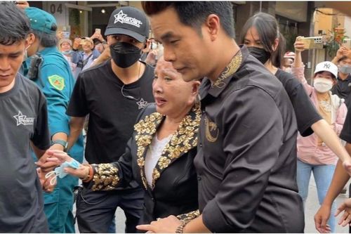 Nghệ sĩ Hồng Nga, danh ca Ngọc Sơn cùng nhiều nghệ sĩ Việt bị 'bao vây' khi viếng cố NSƯT Vũ Linh