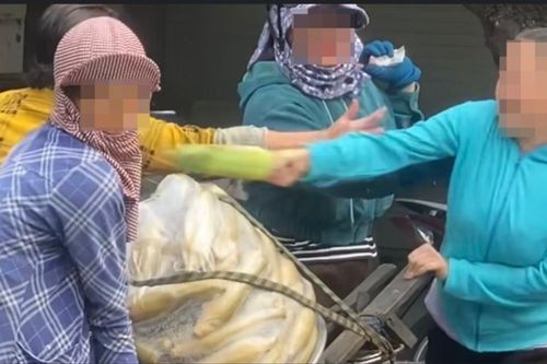 Phẫn nộ người phụ nữ chửi bới to tiếng và đánh đập bà cụ bán bắp