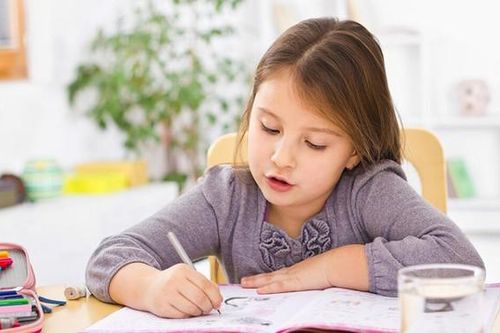 Không đòn roi, cha mẹ vẫn 'trị' được khi con nói 'con không muốn làm bài tập'