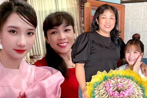 Rưng rưng với bó hoa 8/3 đặc biệt từ mẹ chồng tương lai, trên hết là những 'lời đính kèm'