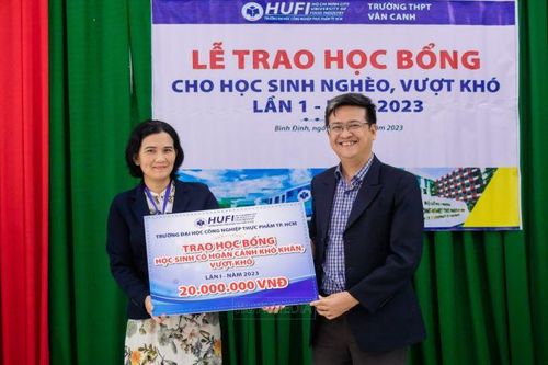 HUFI: Trao học bổng cho các em học sinh khó khăn, vượt khó tại Trường THPT Vân Canh, Bình Định