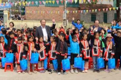 Mang niềm vui đến trường tiểu học Nà Choòng