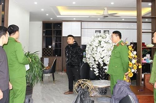 Ung dung lái xe tải đi phá khóa cửa nhà, trộm tài sản