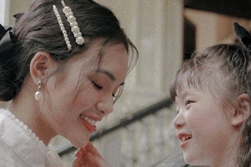 Con gái 5 tuổi của Yeye Nhật Hạ lần đầu lộ diện, xinh xắn như thiên thần