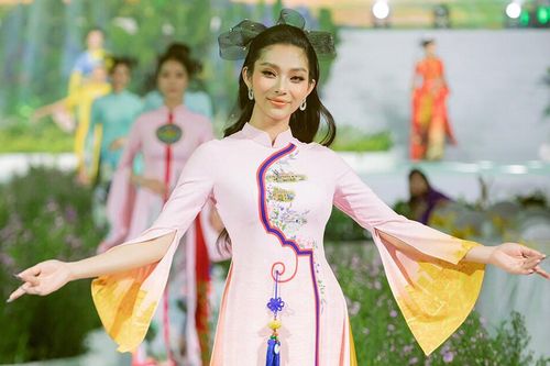 Á hậu Miss Globe 2022 Lâm Thu Hồng khoe sắc với áo dài