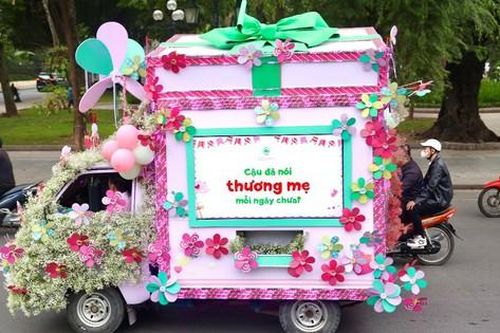 Roadshow siêu ấn tượng: Chở cả tuổi thơ gây thương nhớ khắp phố phường