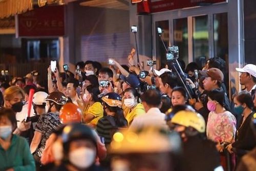 Thấy gì khi các streamer làm loạn?