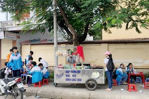 Hàng rong trước cổng trường: Phụ huynh bày tỏ sự bất an