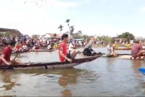 Một người đàn ông bị đuối nước khi đua ghe