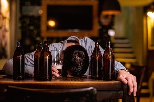 Ngày càng nhiều người trẻ chết vì ngộ độc rượu