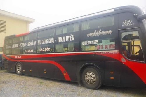 Khởi tố 2 người đập phá xe khách ở Yên Bái
