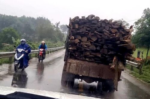 Chở hàng quá tải còn đánh võng chống đối Cảnh sát giao thông