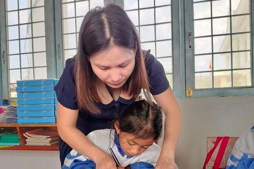 Cô giáo vượt hàng trăm km dạy chữ cho học sinh dân tộc thiểu số
