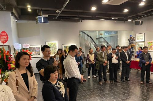 Triển lãm 'Sắc màu phố quê' góp phần gây quỹ xây trường vùng cao