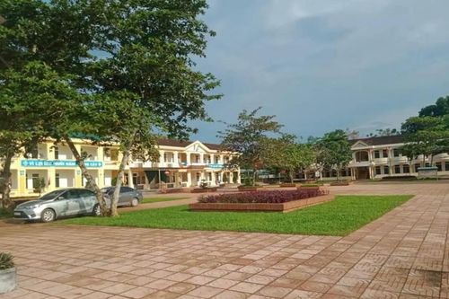 Nhà trường thông tin vụ học sinh lớp 7 rơi từ tầng 2 xuống đất