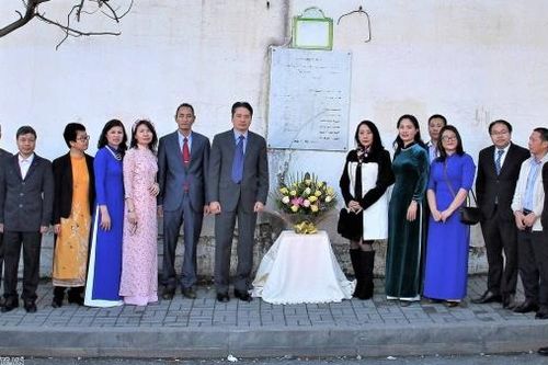 Đại sứ Nguyễn Thành Vinh dâng hoa tưởng niệm các nhà báo Algeria hy sinh ở Việt Nam