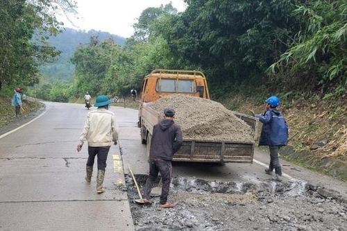 Sửa chữa hư hỏng đường Hồ Chí Minh qua tỉnh Kon Tum