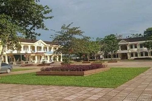 Nam sinh lớp 7 rơi từ tầng 2 trường học phải nhập viện cấp cứu