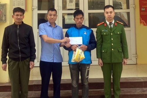 Công an Hà Nội hỗ trợ thanh niên ngất xỉu giữa đường trở về quê