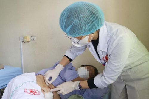Nhiều trẻ uống nước rửa bồn cầu, dầu gội đầu