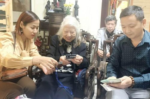 Quên túi đồ giá trị trên xe buýt, cụ bà được trao trả tận nhà