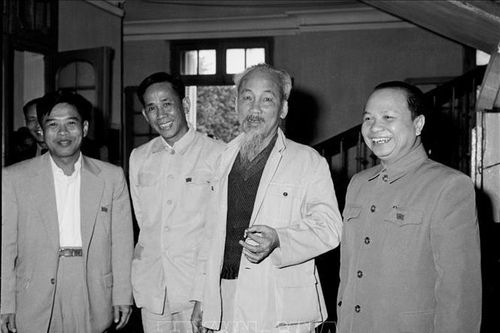 Tiếp nhận nhiều tài liệu quý về Chủ tịch Hồ Chí Minh từ gia đình nhà văn Sơn Tùng