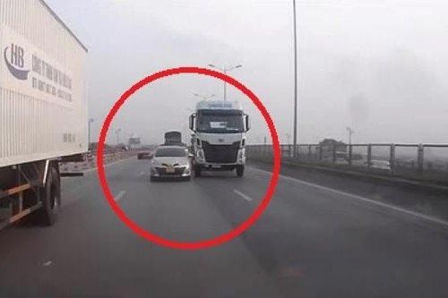 Clip: Rơi vào điểm đi 'tối kỵ', ô tô con bị xe đầu kéo ủi trượt trên đường